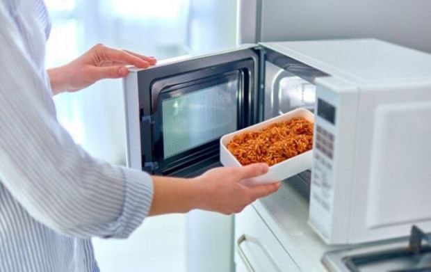 ​5 maisto produktai, kurie tampa pavojingi juos pašildyti